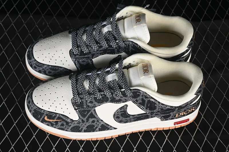 All categories Nk SB Dunk Series Nk SB Dunk Low High-end customized low-top sneakers Nike SB Dunk Low Dior co-branded ink pattern denim High-end customized low-top casual sneakers SD6688-001